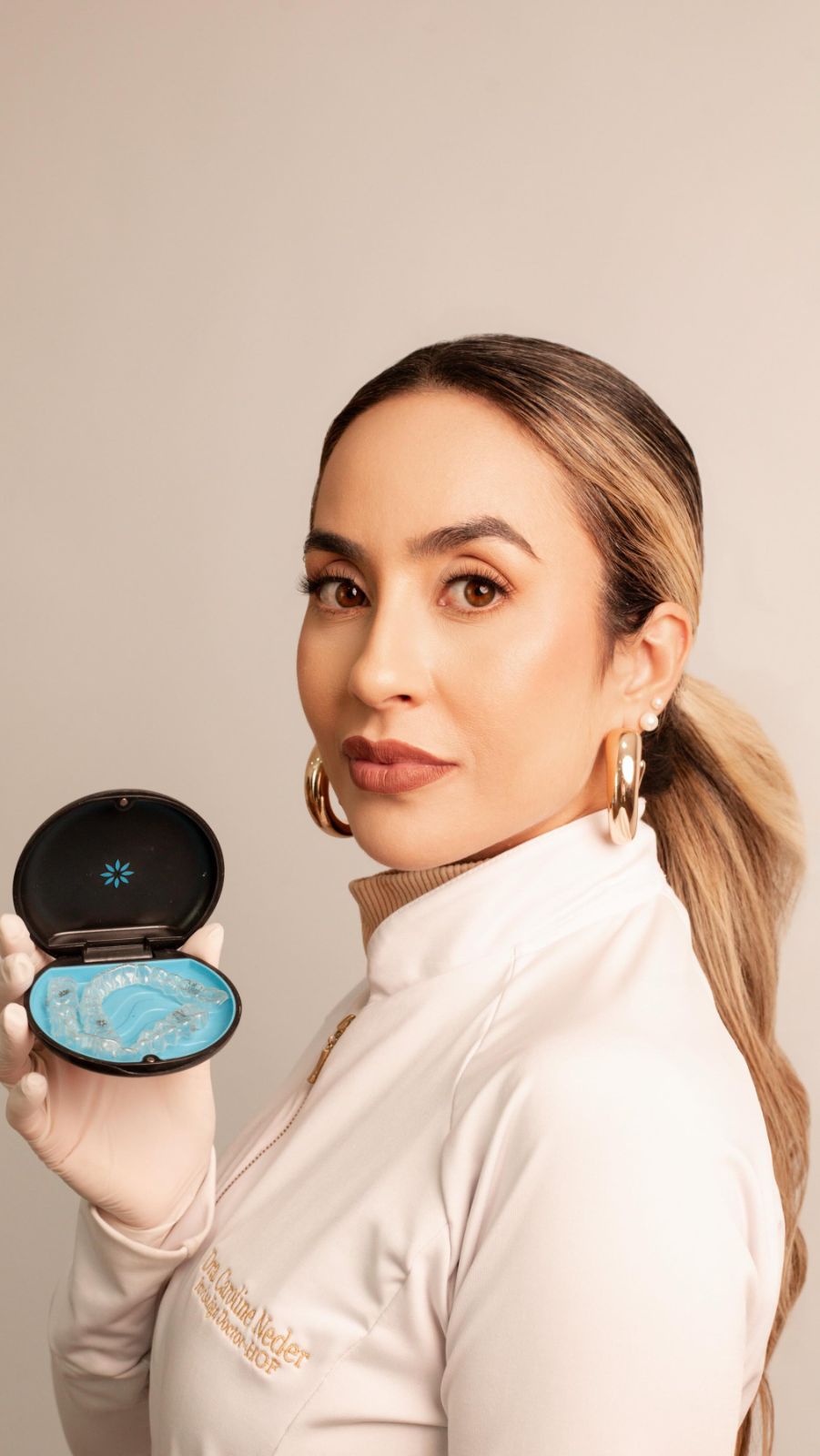Dra. Carol Neder com o case Invisalign